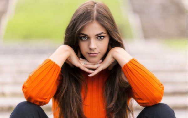 Девушка в оранжевом свитере
