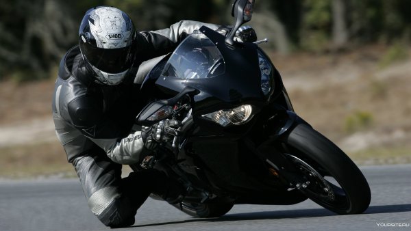 Мотоциклист в черном
