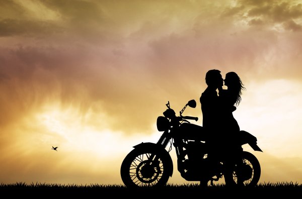 Влюбленная пара на мотоцикле