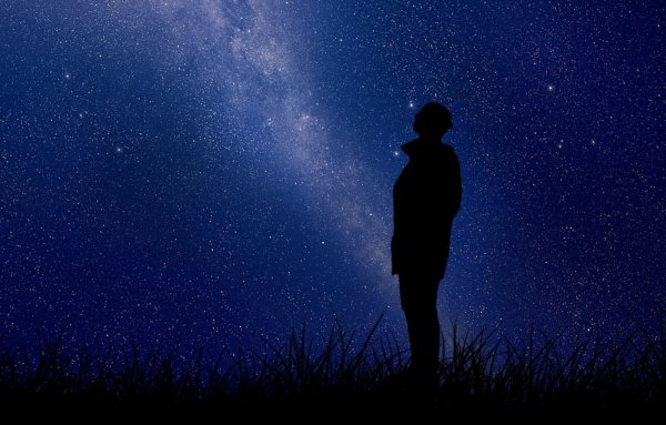 Человек на фоне звездного неба