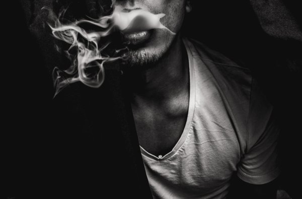 Мужчина в дыму