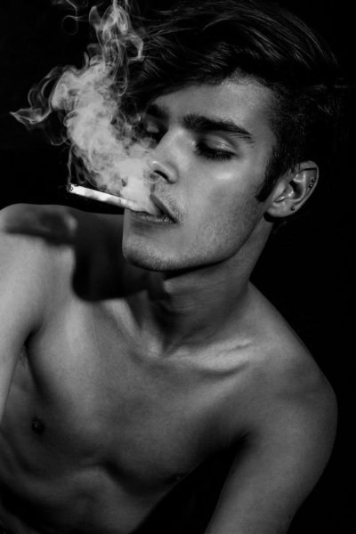 Красивый мужчина с сигаретой