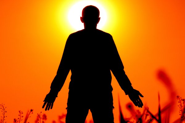 Человек на фоне солнца