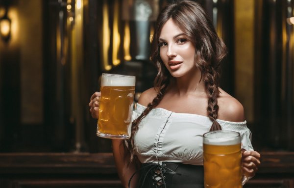 Девушка с бокалом пива