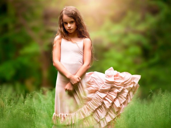 Девочка в платье на природе