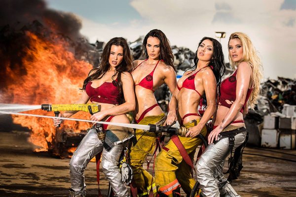 Девушки пожарные