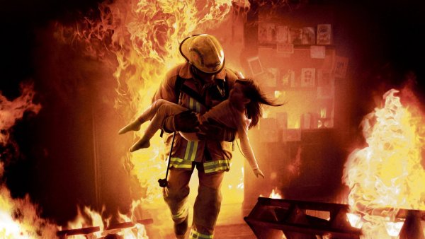 Пожарный спасает ребенка