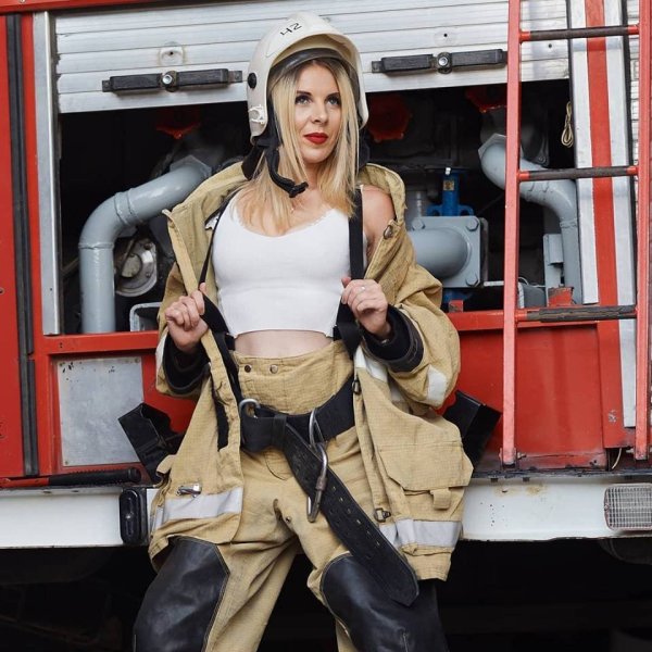 Девушка в форме пожарного фотосессия