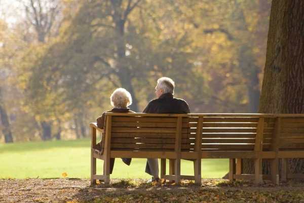Пенсионеры на скамейке в парке