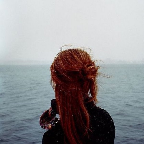 Девушка с рыжими волосами на море