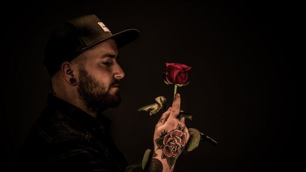 Парень с розой
