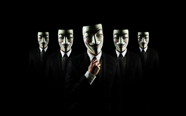 Человек в маске Анонимуса