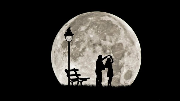 Силуэт на фоне Луны