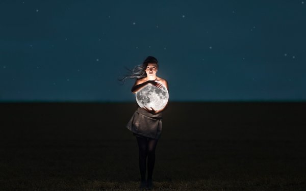 Девочка держит луну