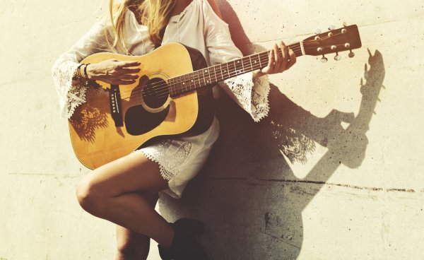 Девушка с гитарой фото