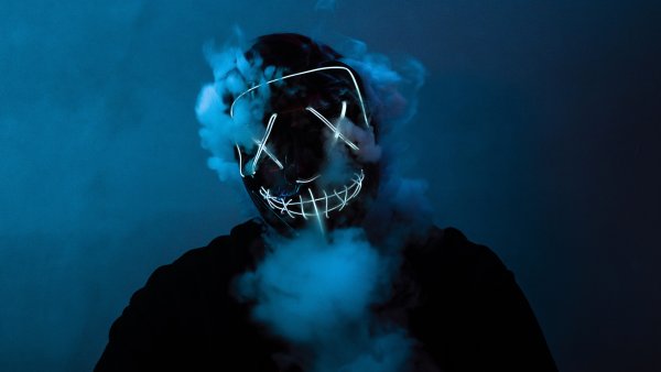 Человек в маске с дымом
