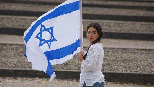 Девушка с израильским флагом
