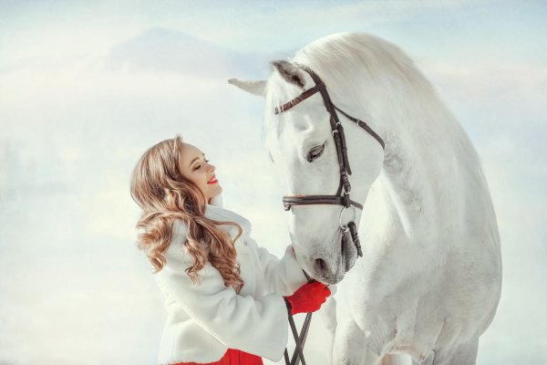 Девушка с белым конем