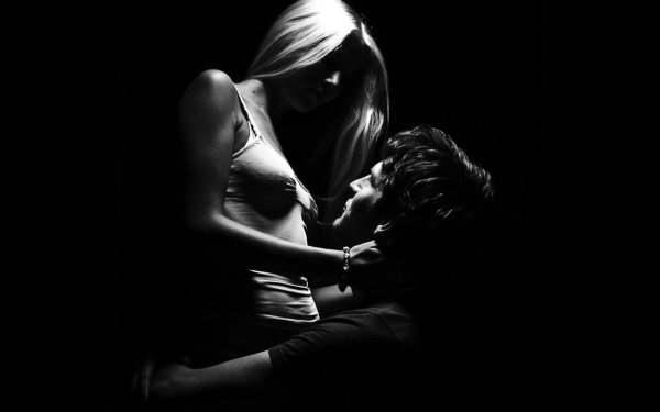 Мужчина и женщина в темноте
