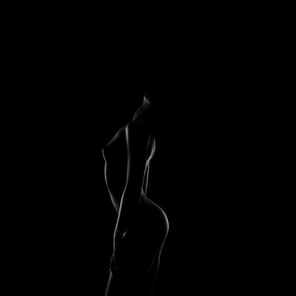 Женский силуэт в темноте