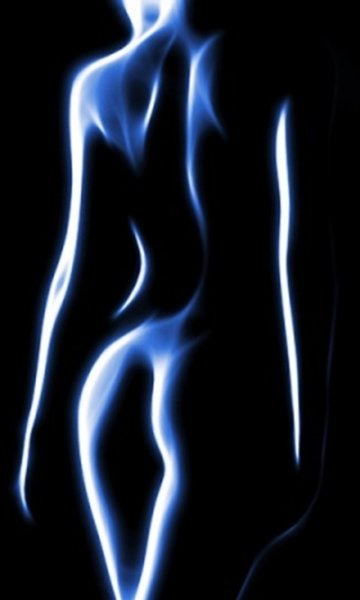 Очертания женского тела в темноте