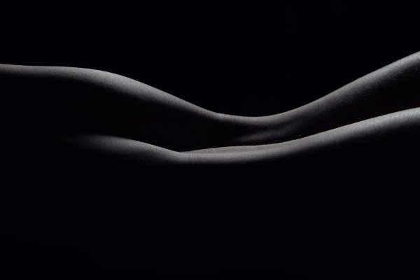 Женское тело на черном фоне