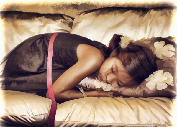 Девушка спит на подушке