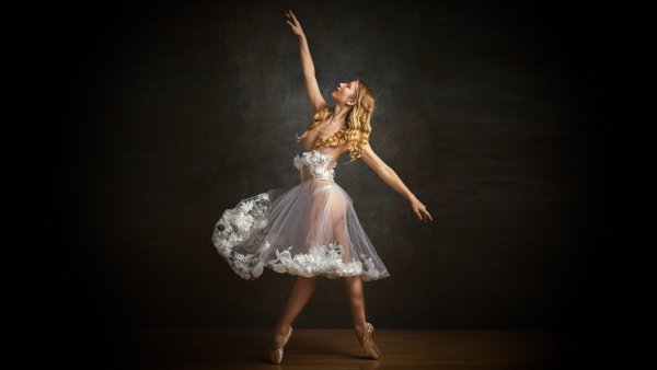 Девушка танцует в платье