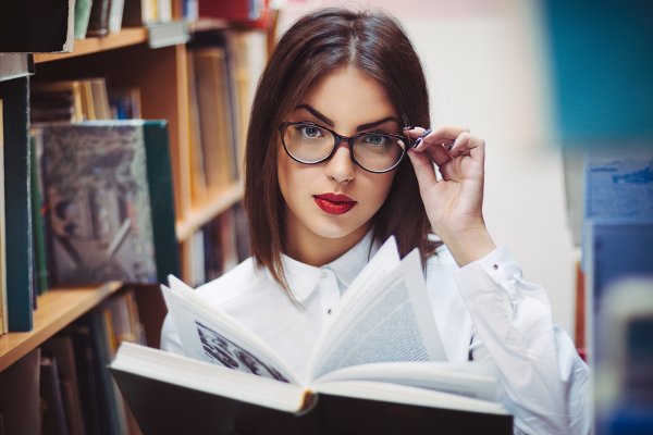 Девушка в очках с книгой