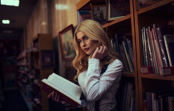 Девушка с книжкой