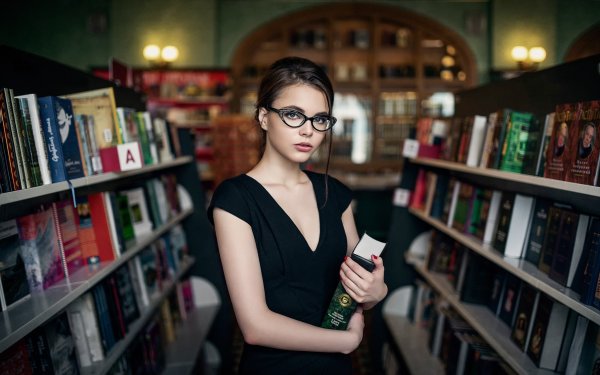 Октябрина Максимова в библиотеке
