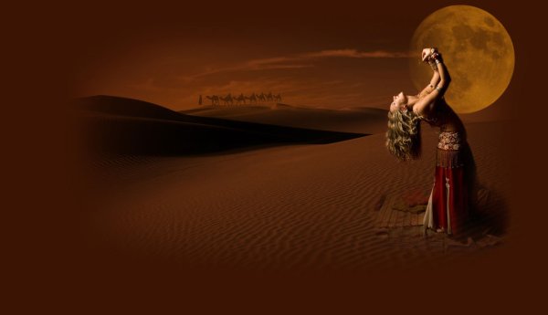Восточные девушки на фоне пустыни