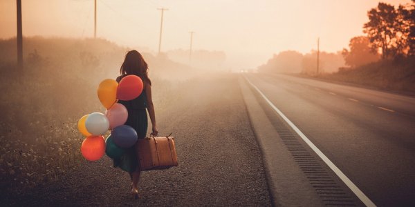 Девушка с шариками и чемоданом
