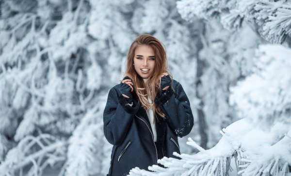 Красивая девушка зима