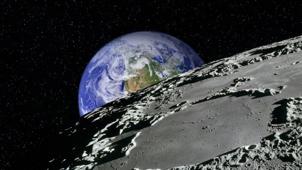 Обратная сторона луны на фоне земли