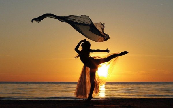 Танцующая девушка на закате