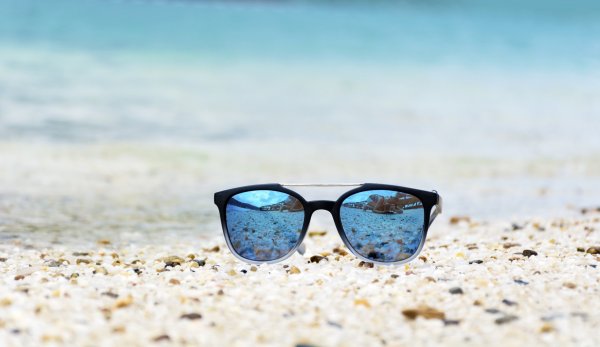 Солнцезащитные очки на пляже