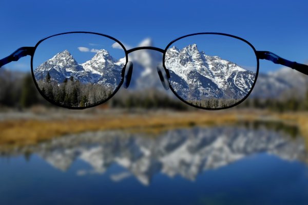 Отражение гор в очках