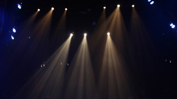 Свет прожектора на сцене