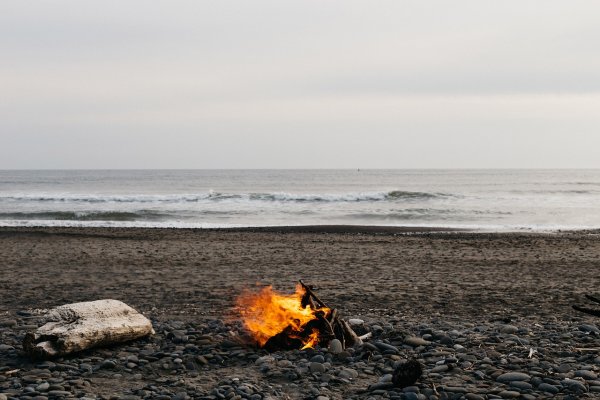 Огонь на берегу моря