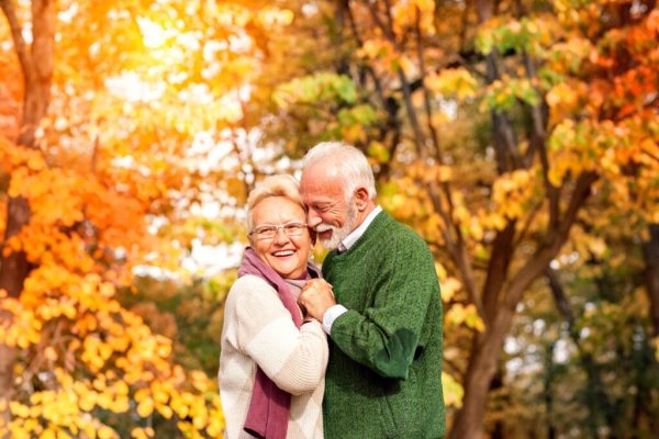 Осенняя фотосессия пожилой пары