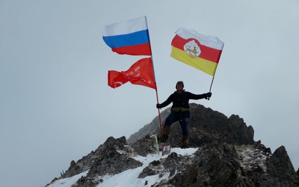 Флаги РСО Алании и Южной Осетии