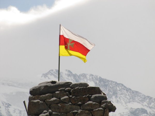 Осетинский флаг на фоне гор