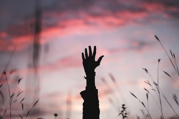 Руки на фоне неба