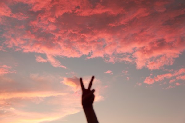 Руки на фоне неба