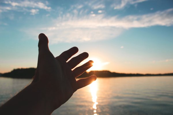Рука на фоне солнца