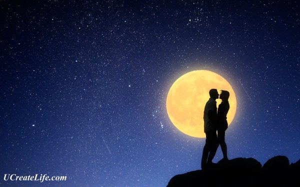 Пара на фоне луны