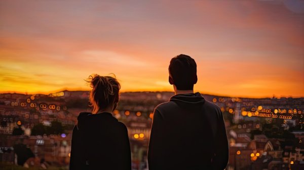 Парень и девушка стоят на закате