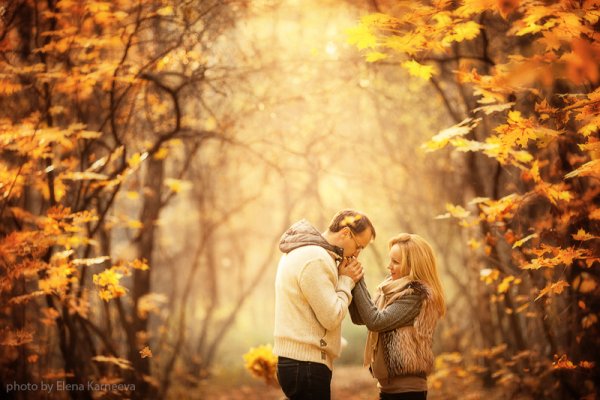 Влюблённые в осеннем лесу