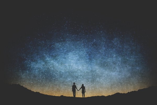 Парень и девушка на фоне звездного неба